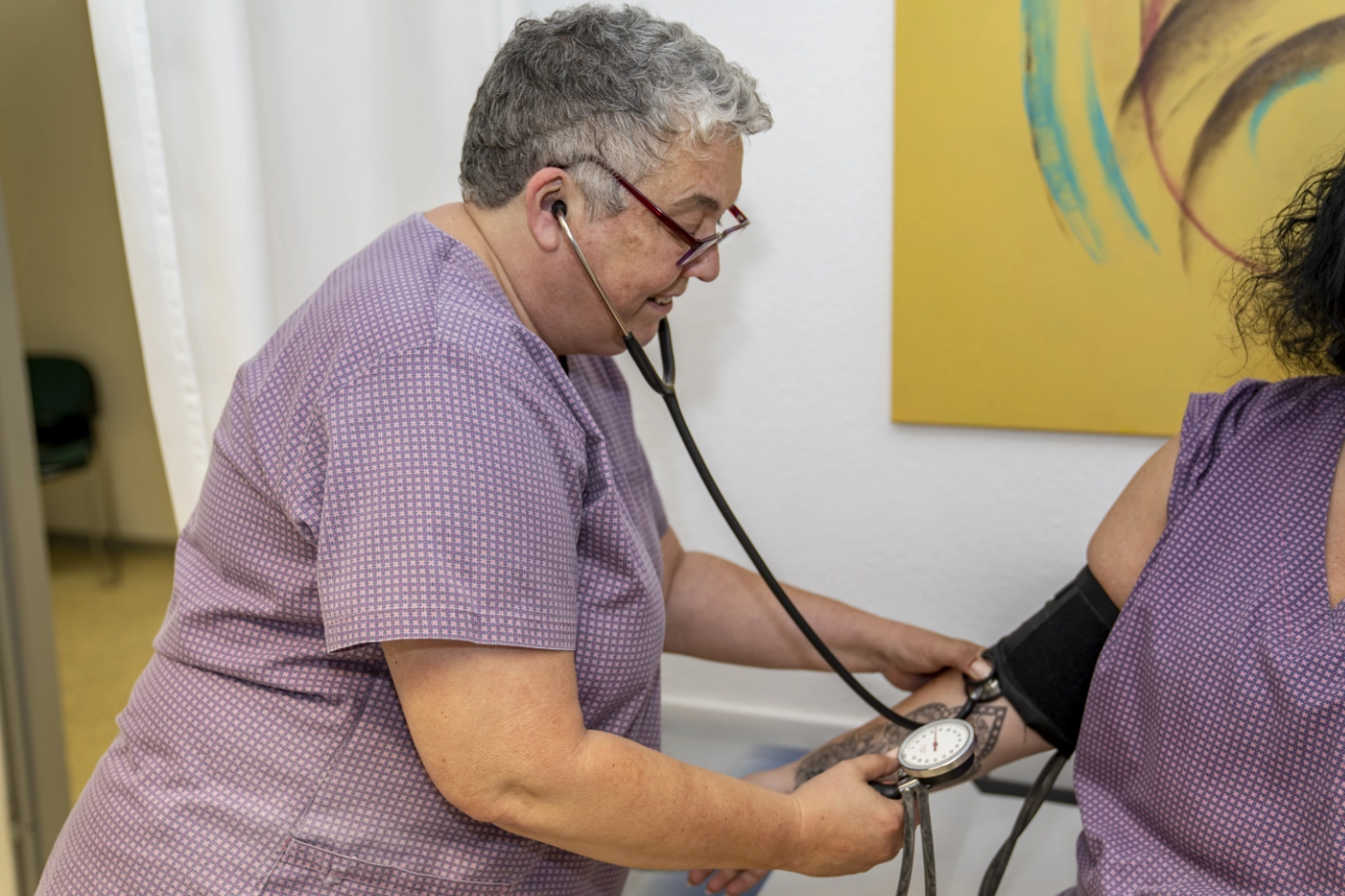 Blutdruckmessung in den Räumlichkeiten der Hausarztpraxis Dr. med. Peter Schlitzer in Essen-Stadtwald